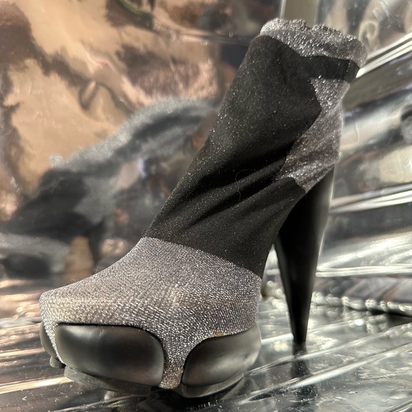 🚨3 DAY SALE 25% OFF‼️
Balenciaga Spring 2009 Boots – A Rare Ghesquiere Design! - Picture 7 of 12